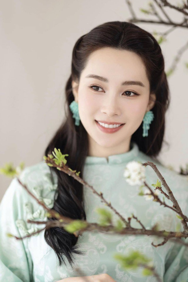 Tiếp theo, người đẹp thoa mặt nạ ngủ cho môi để hạn chế khô nẻ, cải thiện độ mềm mượt, căng bóng. Cuối cùng, bà mẹ hai con thoa một lớp kem dưỡng có chức năng khóa ẩm, trẻ hóa da rồi dùng cây lăn massage giúp mỹ phẩm thẩm thấu sâu vào da, cải thiện tuần hoàn máu và độ săn chắc cho da.