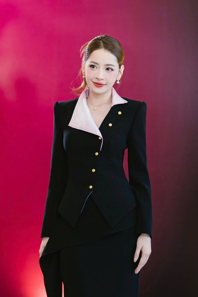 Điều đáng nói là Chi Pu không sở hữu chiều cao lý tưởng (chỉ nhỉnh hơn 1m60) nhưng cô vẫn thường xuyên xuất hiện với những outfit tôn dáng, hack chiều cao đáng kinh ngạc.