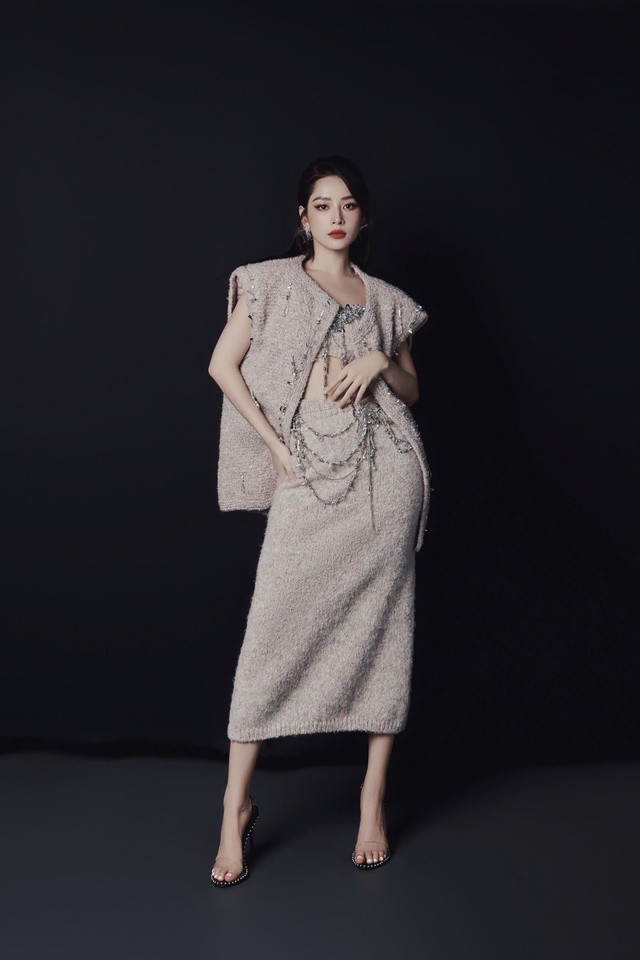 Không chỉ tại Việt Nam, phong cách của Chi Pu còn nhận được sự quan tâm từ cộng đồng mạng quốc tế, đặc biệt là tại Trung Quốc, nơi cô từng hoạt động nghệ thuật và xây dựng được lượng người hâm mộ đáng kể. Đáng chú ý, Chi Pu cũng là một trong số ít nghệ sĩ có thể chuyển đổi linh hoạt giữa hình ảnh đời thường và thời trang trình diễn. Ngoài đời, cô thường chọn những outfit đơn giản, dễ ứng dụng nhưng vẫn đảm bảo tính thẩm mỹ. Trong khi đó, khi xuất hiện tại sự kiện hoặc trên sân khấu, nữ nghệ sĩ lại mạnh dạn thử nghiệm những thiết kế phá cách, ấn tượng hơn. Sự linh hoạt này giúp cô không chỉ giữ được sự gần gũi mà còn luôn mới mẻ trong mắt công chúng.