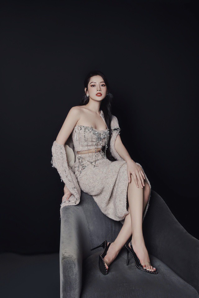 Việc chọn giày cao gót, đặc biệt là những thiết kế dáng thanh mảnh, giúp kéo dài đôi chân và khiến tổng thể vóc dáng trông cao ráo, thanh thoát hơn. Một điểm cộng khác trong gu thời trang của Chi Pu là khả năng bắt trend nhưng không bị hòa tan. Cô cập nhật nhanh các xu hướng mới, nhưng luôn biết cách biến tấu để phù hợp với hình ảnh cá nhân. Nhờ đó, mỗi lần đăng tải hình ảnh trên mạng xã hội, nữ ca sĩ đều khiến cộng đồng mạng "dậy sóng", nhiều người nhanh chóng tìm kiếm thông tin trang phục để học hỏi theo.