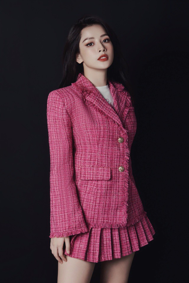 Bên cạnh đó, việc đầu tư chỉn chu cho hình ảnh cũng là yếu tố quan trọng. Từ make-up, kiểu tóc đến phụ kiện, mọi thứ đều được Chi Pu tính toán kỹ lưỡng để phù hợp với từng bộ trang phục. Chính sự đồng bộ này giúp tổng thể outfit của cô luôn đạt hiệu ứng thị giác cao, khó tạo cảm giác "lệch tông". Không chỉ là một nghệ sĩ đa năng, Chi Pu còn dần khẳng định vị thế như một biểu tượng phong cách của giới trẻ, truyền cảm hứng cho nhiều cô gái tự tin hơn trong việc định hình gu ăn mặc của mình.