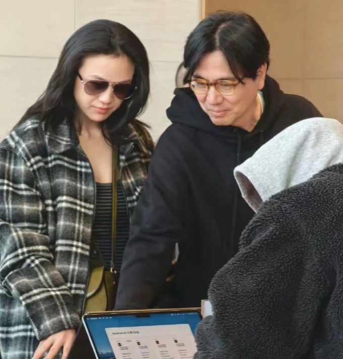 Thang Duy và chồng hồi tháng ba. Ảnh: Weibo