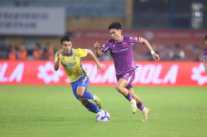 Việt Cường (phải) dần lấy lại bản lĩnh sau trận ra mắt tuyển Việt Nam