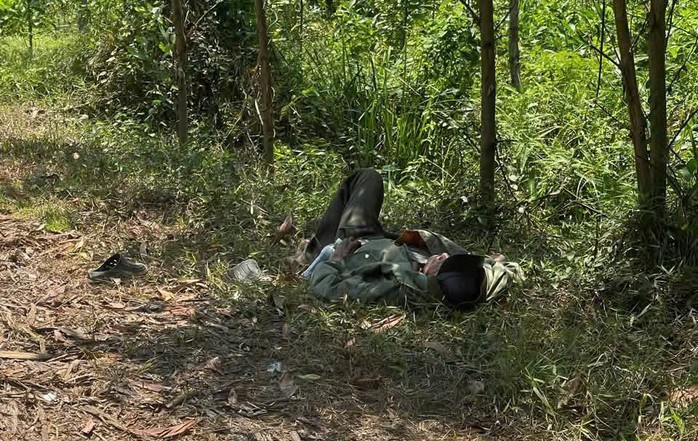 Cụ ông nằm mệt lả bên vệ đường.