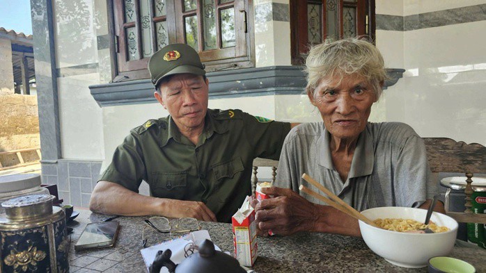 Cụ ông được đưa về nhà một thành viên tổ bảo vệ an ninh, trật tự để chăm sóc sức khỏe.