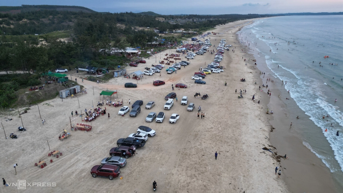 Khách đỗ kín ôtô trên bãi biển ở Quảng Ngãi - 4