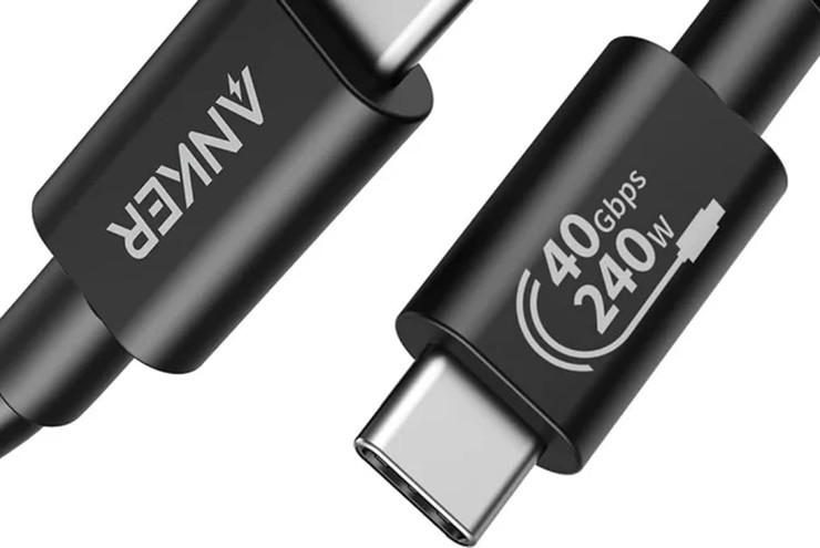 Nhiều cáp USB ghi rõ thông tin công suất sạc tối đa.