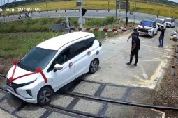 Xe đám cưới liều vượt gác chắn, mắc kẹt trên đường ray rồi thoát nạn trong gang tấc