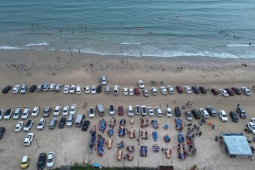 Khách đỗ kín ôtô trên bãi biển ở Quảng Ngãi