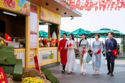 Giới trẻ hào hứng check-in cờ hoa và đi chợ lá trên núi Bà Đen trong kỳ nghỉ lễ Giỗ Tổ