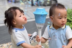 Phương Oanh khen con trai 2 tuổi 'nghiêm túc và trách nhiệm'