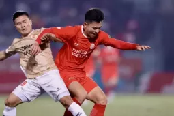 Văn Quyết khó cứu được Hà Nội FC, V.League nóng cả 2 đầu bảng đấu