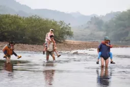 Cận cảnh học trò vùng cao bám lưng cha mẹ vượt sông đến trường