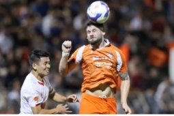 Cuộc đua trụ hạng V-League: Nguy nan nhóm "cầm đèn đỏ"