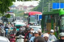 Dòng phương tiện nối dài trở lại Thủ đô sau kỳ nghỉ Giỗ Tổ