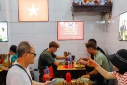 Quán phở đón Tổng thống Hàn Quốc treo ảnh kỷ niệm, lượng khách đến ăn combo Tổng thống tăng chóng mặt