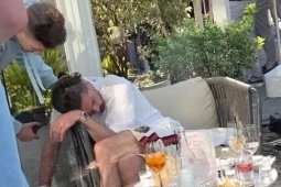 Tin mới nhất bóng đá tối 27/4: Grealish ngủ gật ở quán bar