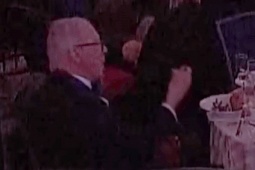 Người đàn ông thản nhiên ngồi ăn khi tiếng súng vang lên tại tiệc báo chí Nhà Trắng