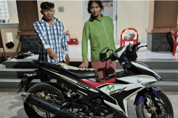 Con trai chở mẹ đi cướp giật gây phẫn nộ