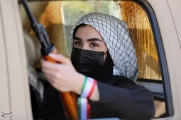 Iran nói cùng Trục kháng chiến đối phó kẻ thù, tung bộ ảnh phụ nữ tuần hành ủng hộ quân đội