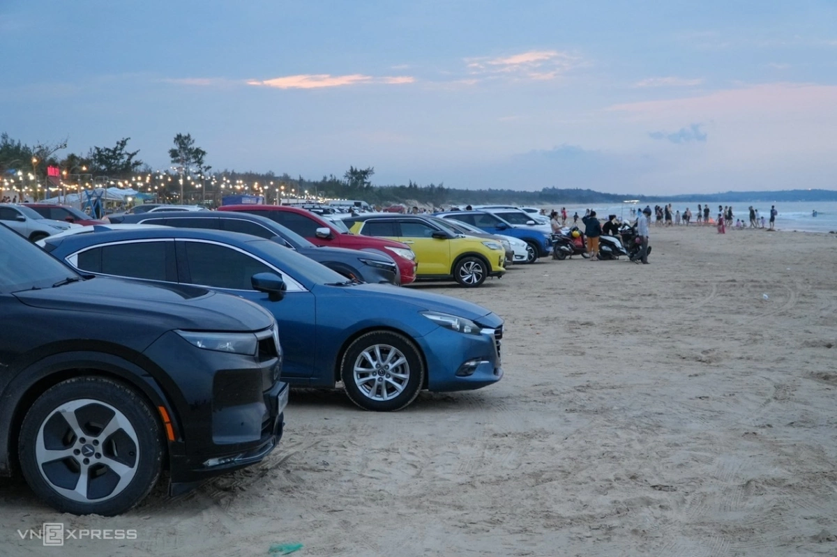 Khách đỗ kín ôtô trên bãi biển ở Quảng Ngãi - 6