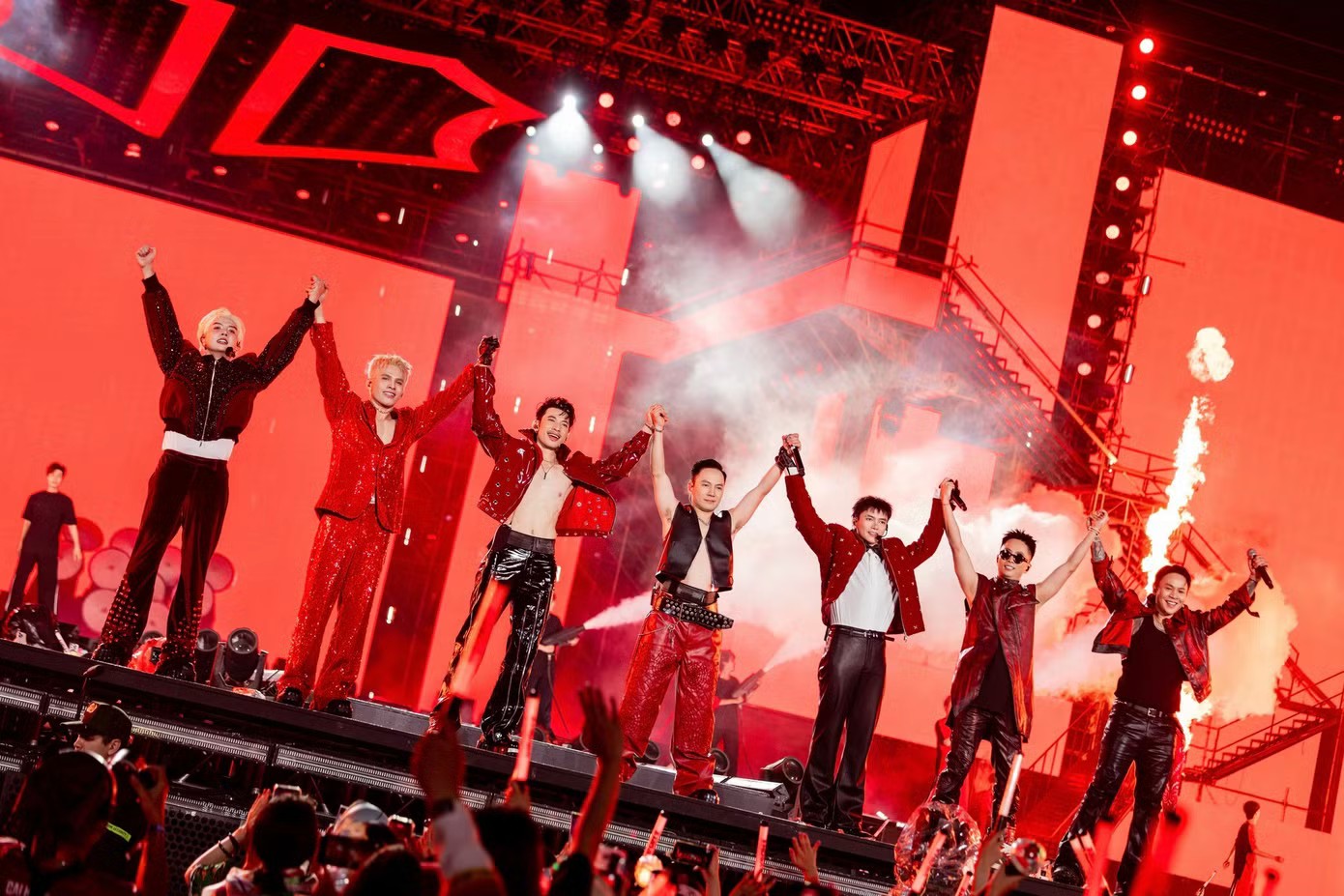 Nỗ lực hát live của 32 ca sĩ trước 50.000 khán giả - 3