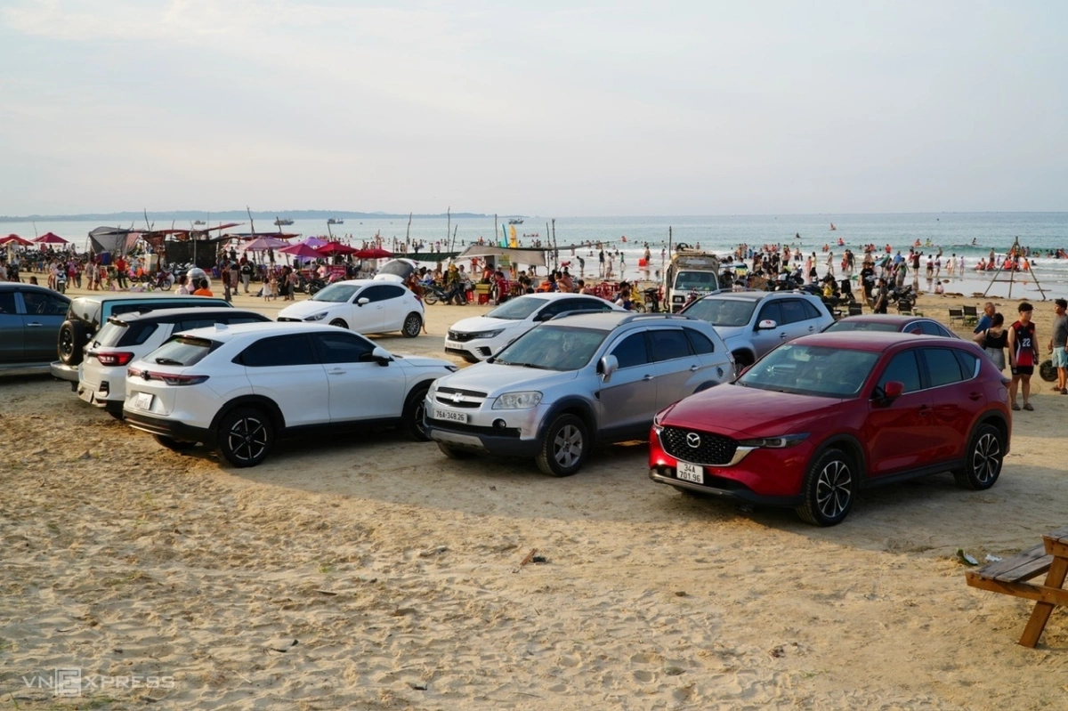 Khách đỗ kín ôtô trên bãi biển ở Quảng Ngãi - 7