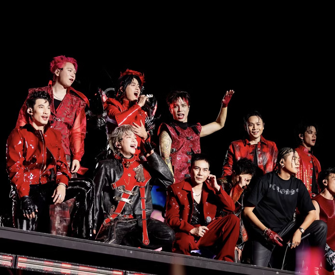 Nỗ lực hát live của 32 ca sĩ trước 50.000 khán giả - 4