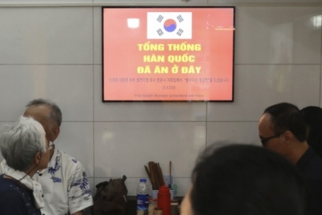 Quán phở Hà Nội 'gây sốt' với du khách sau bữa ăn của Tổng thống Hàn Quốc