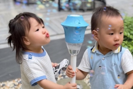 Phương Oanh khen con trai 2 tuổi 'nghiêm túc và trách nhiệm'