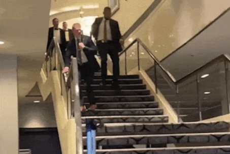 An ninh Mỹ phản ứng ra sao khi có tiếng súng gần ông Trump?