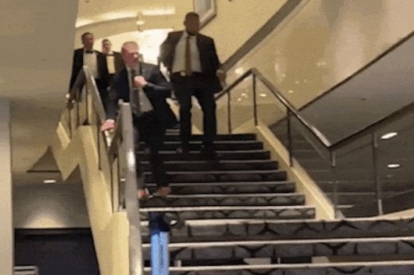 An ninh Mỹ phản ứng ra sao khi có tiếng súng gần ông Trump?