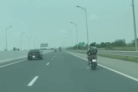 Vụ hai cô gái đi xe máy ngược chiều trên cao tốc: Cảnh sát xử phạt cả chủ xe