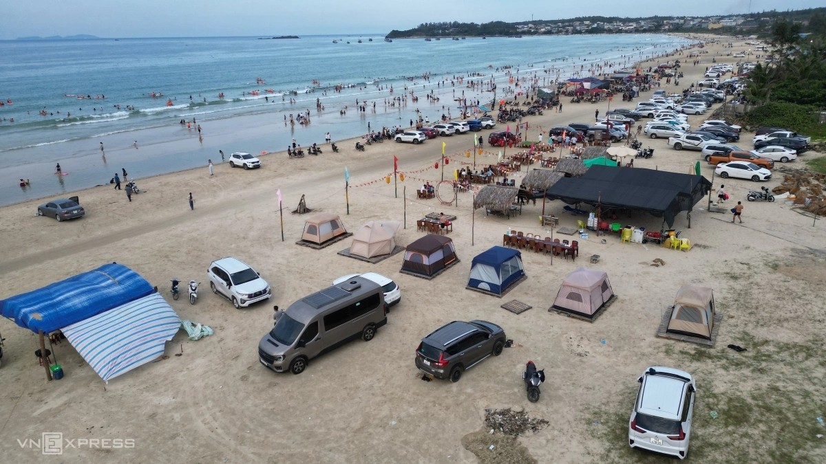 Khách đỗ kín ôtô trên bãi biển ở Quảng Ngãi - 9