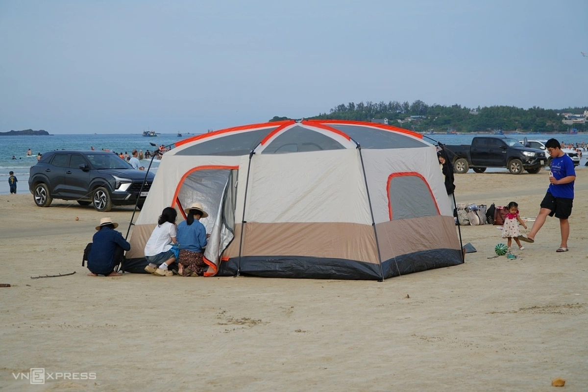 Khách đỗ kín ôtô trên bãi biển ở Quảng Ngãi - 10