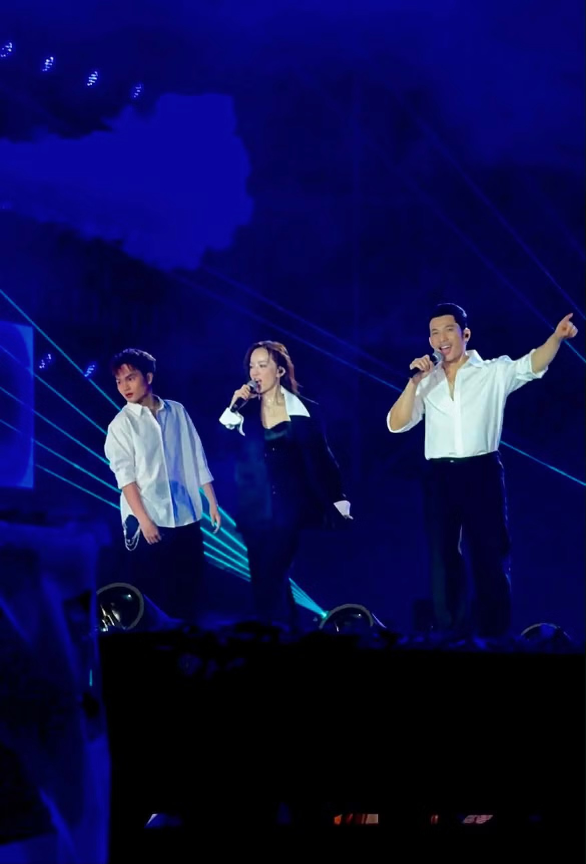 Nỗ lực hát live của 32 ca sĩ trước 50.000 khán giả - 8