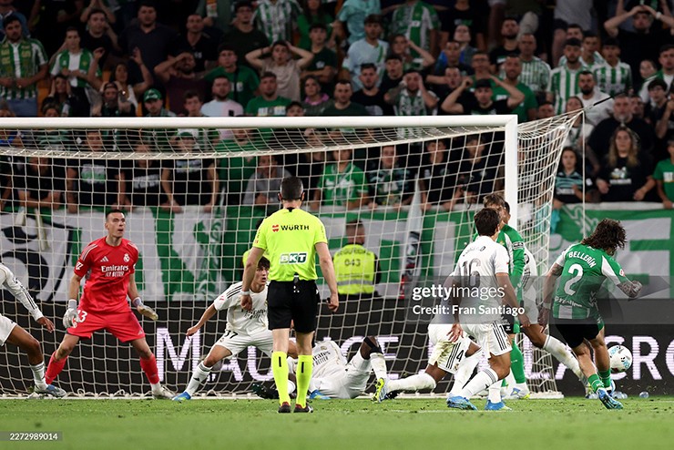 Bellerin ghi bàn vào lưới Real