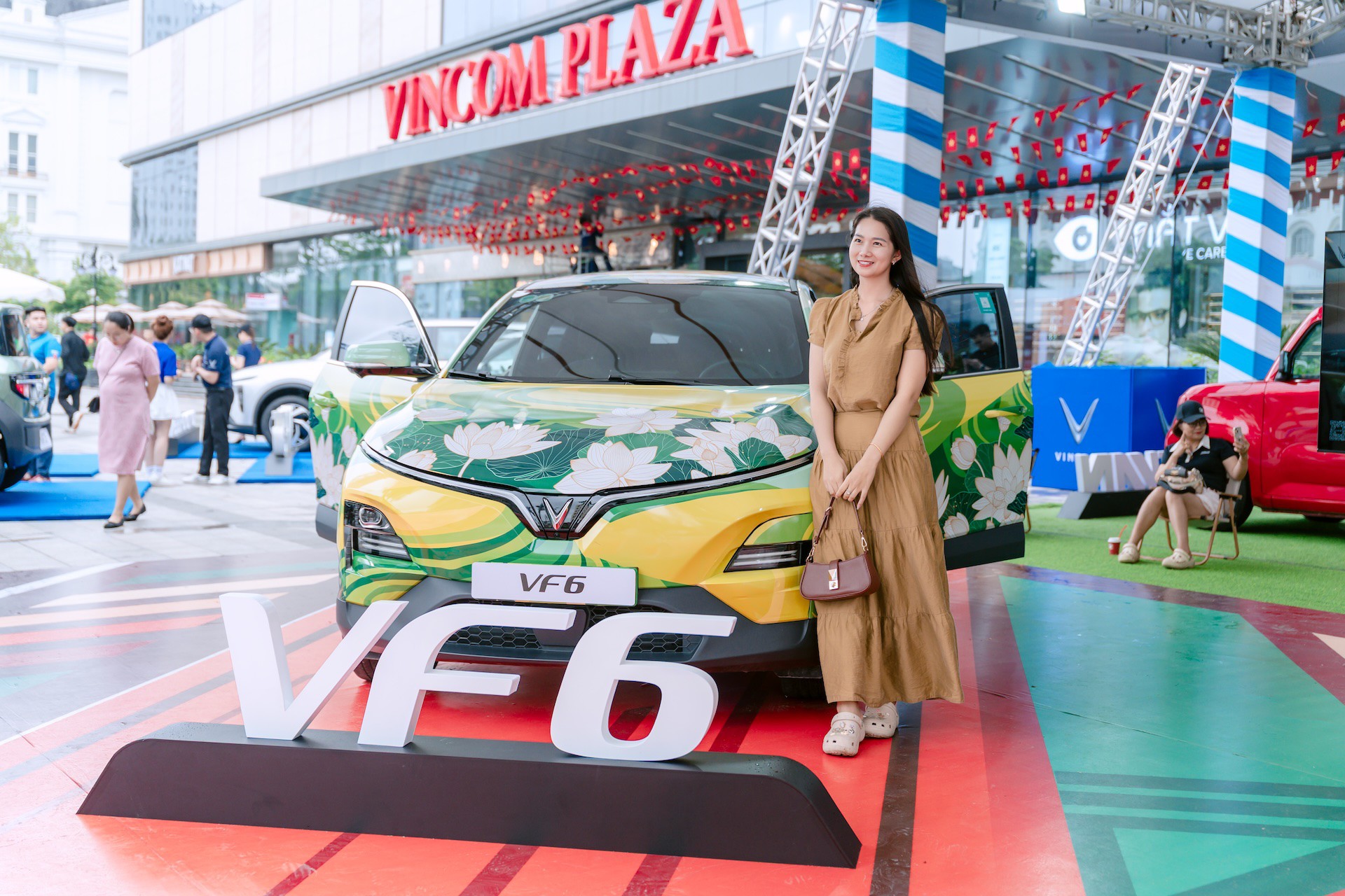 VinFast VF 6 thu hút sự chú ý của người dân Nghệ An và các khu vực lân cận.