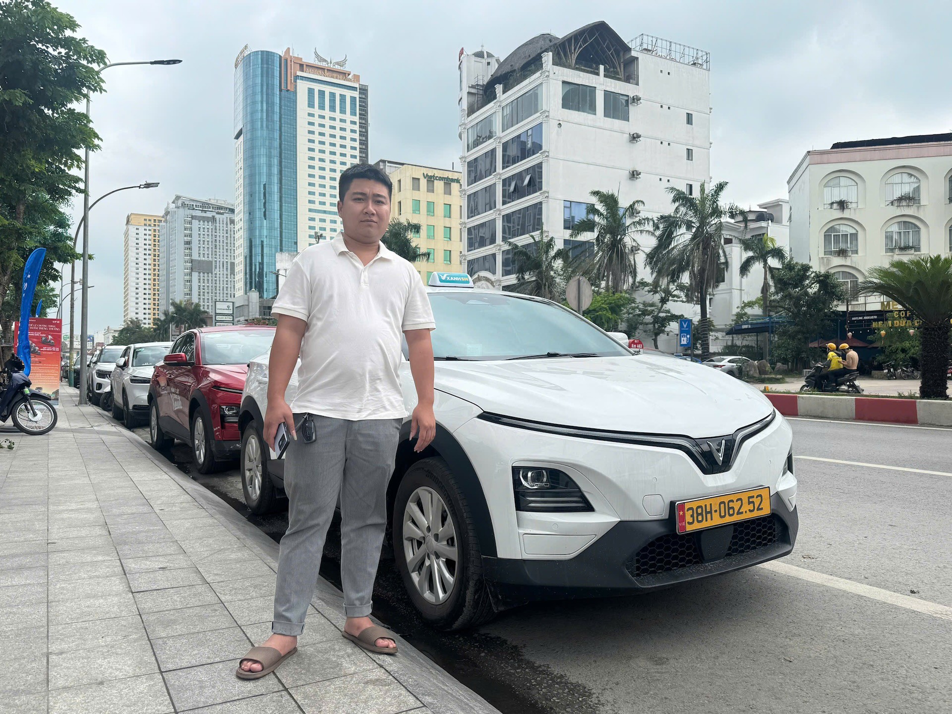 Anh Nguyễn Văn Tuân đang chạy xe dịch vụ bằng VinFast VF 6 khẳng định, mẫu B-SUV của VinFast mang lại hiệu quả kinh tế rõ rệt so với xe xăng