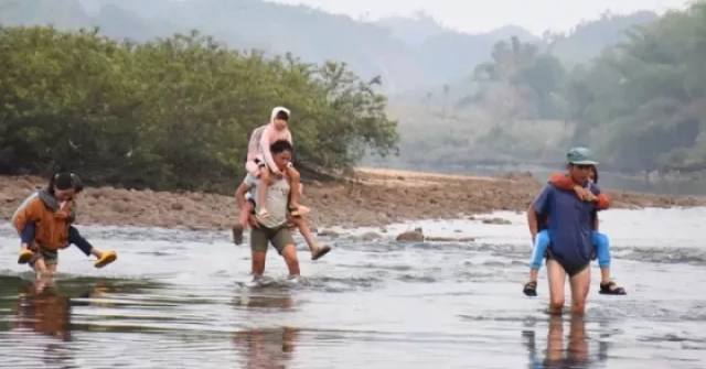 Cận cảnh học trò vùng cao bám lưng cha mẹ vượt sông đến trường