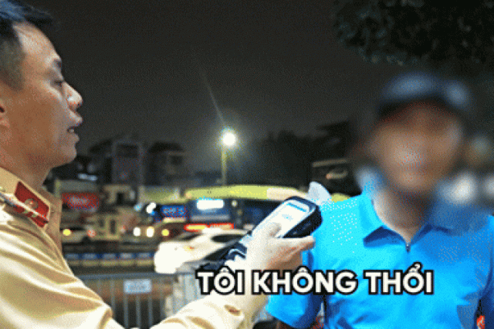 Nữ tài xế bỏ xe, rời chốt khi CSGT kiểm tra nồng độ cồn