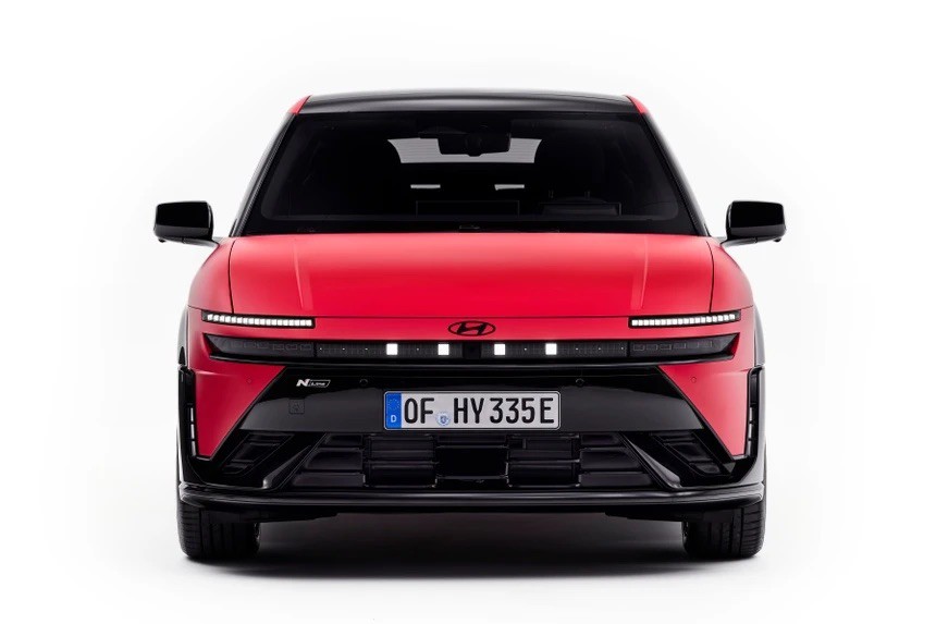 Xe có khả năng tăng tốc từ 0 lên 100 km/h của 2 phiên bản lần lượt là 9 giây và 9,6 giây.