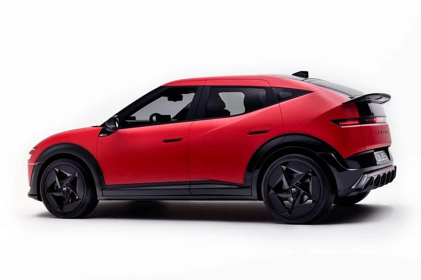 Hyundai Ioniq 3 sử dụng nền tảng E-GMP phiên bản 400V, dung lượng pin của bản tiêu chuẩn đạt 42,2 kWh.