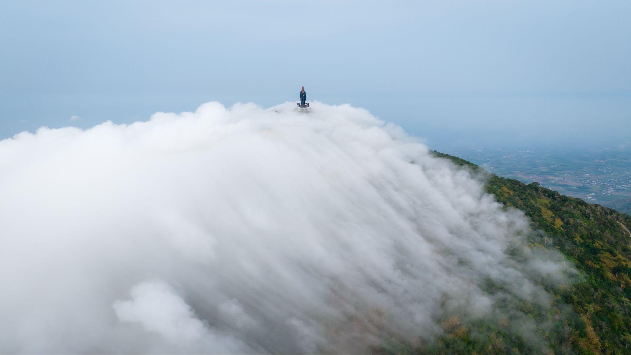 Giới trẻ hào hứng check-in cờ hoa và đi chợ lá trên núi Bà Đen trong kỳ nghỉ lễ Giỗ Tổ - 7