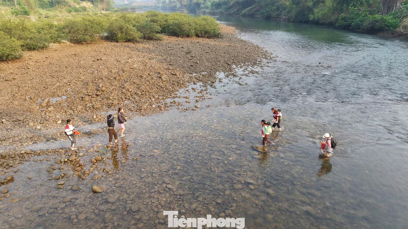 Cận cảnh học trò vùng cao bám lưng cha mẹ vượt sông đến trường - 4