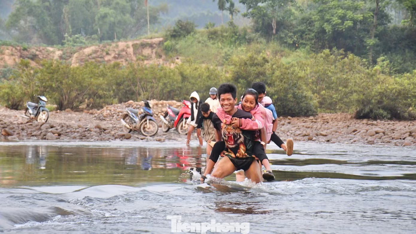 Cận cảnh học trò vùng cao bám lưng cha mẹ vượt sông đến trường - 23