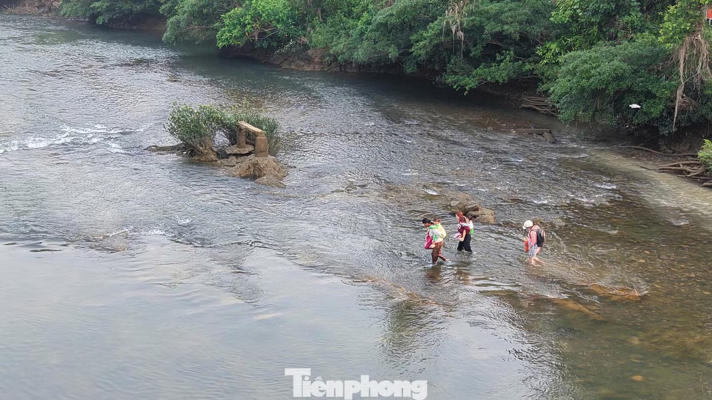 Cận cảnh học trò vùng cao bám lưng cha mẹ vượt sông đến trường - 5
