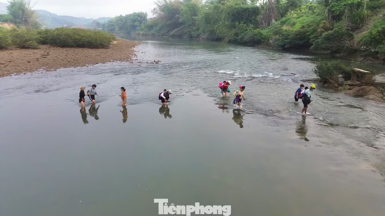Cận cảnh học trò vùng cao bám lưng cha mẹ vượt sông đến trường - 6