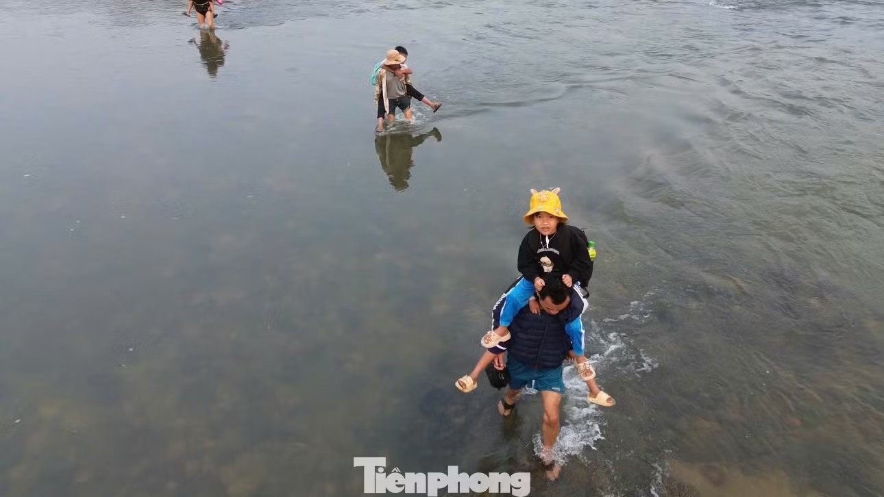 Cận cảnh học trò vùng cao bám lưng cha mẹ vượt sông đến trường - 7