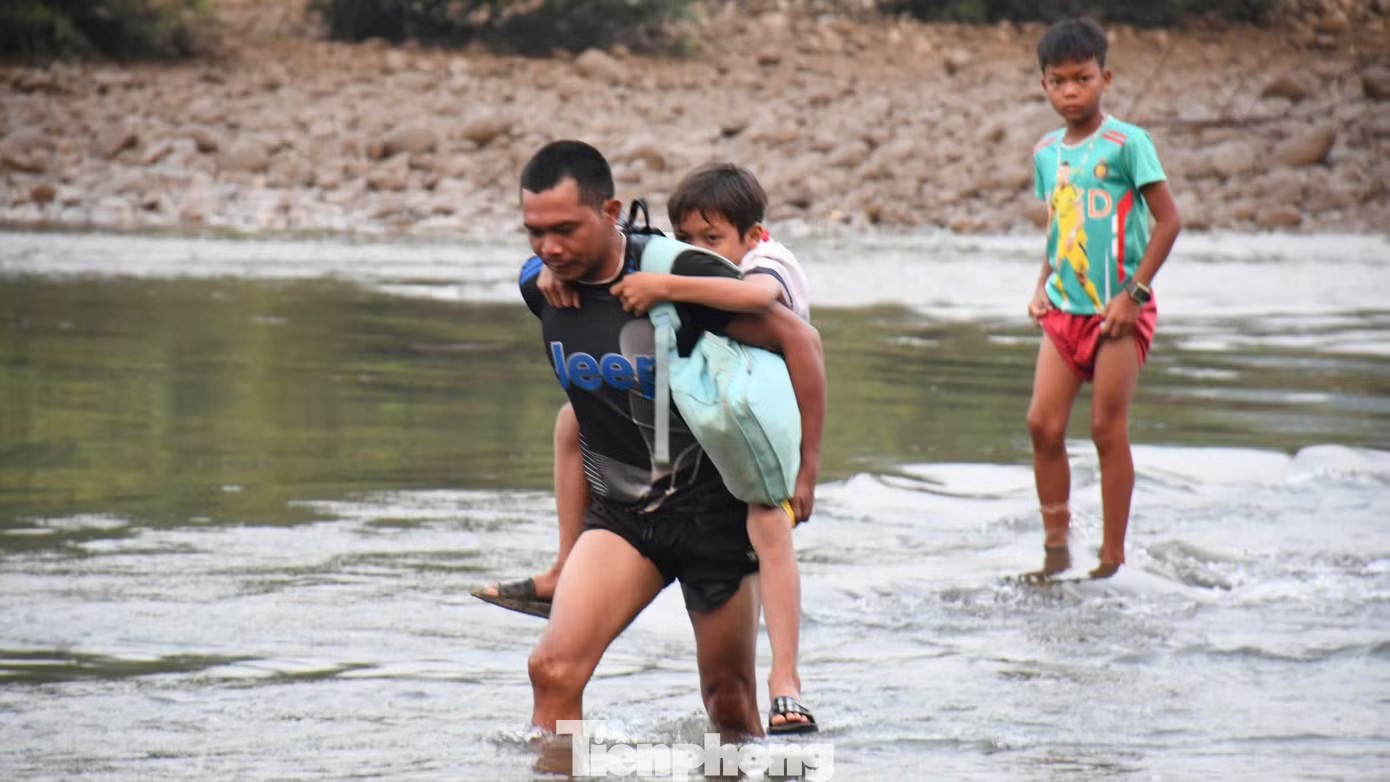 Cận cảnh học trò vùng cao bám lưng cha mẹ vượt sông đến trường - 12